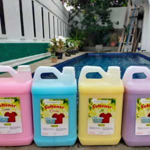 Stiker die-cut dengan bentuk unik dan warna vibrant untuk branding produk